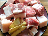 冰箱里凍肉似“硬石”?溫水里面加一“調(diào)料”